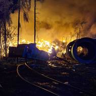 Zásah hasičů u hořící skládky za Prahou