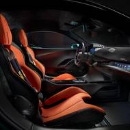 I díky jednoduššímu interiéru a mnoha karbonovým prvkům se povedlo snížit hmotnost o 60 kilogramů. 