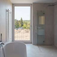 Z koupelny je výhled do okolí. 