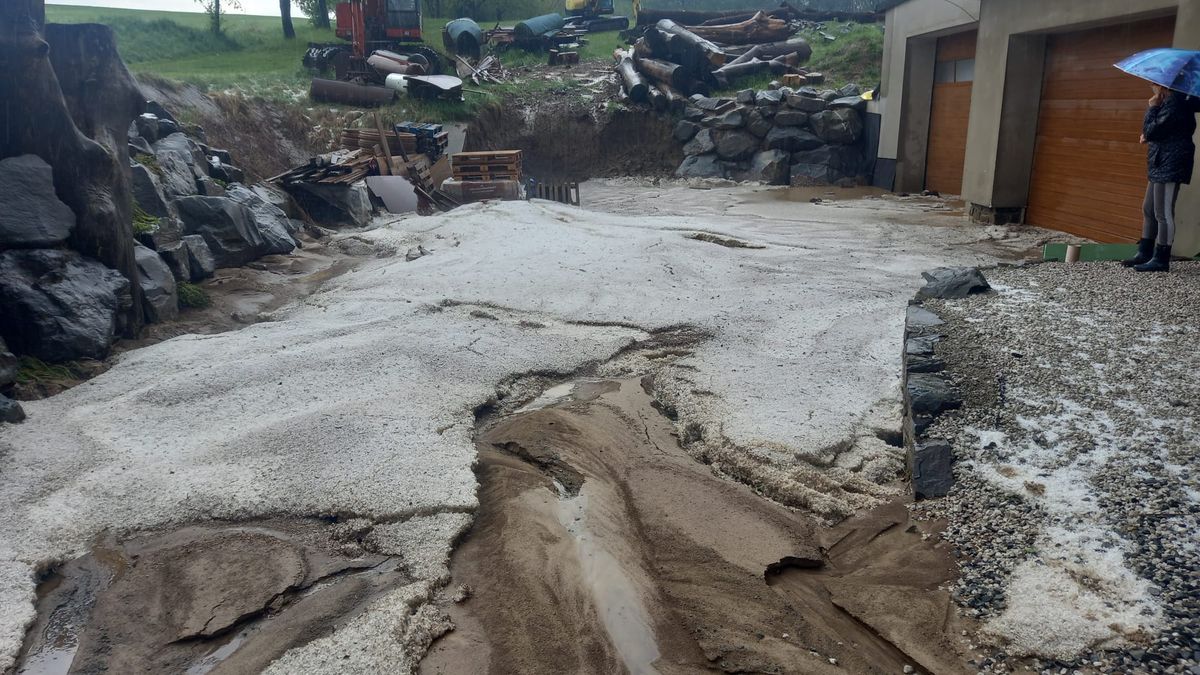 Bláto z polí a kroupy. Ústí na Přerovsku potrápila lokální bouřka