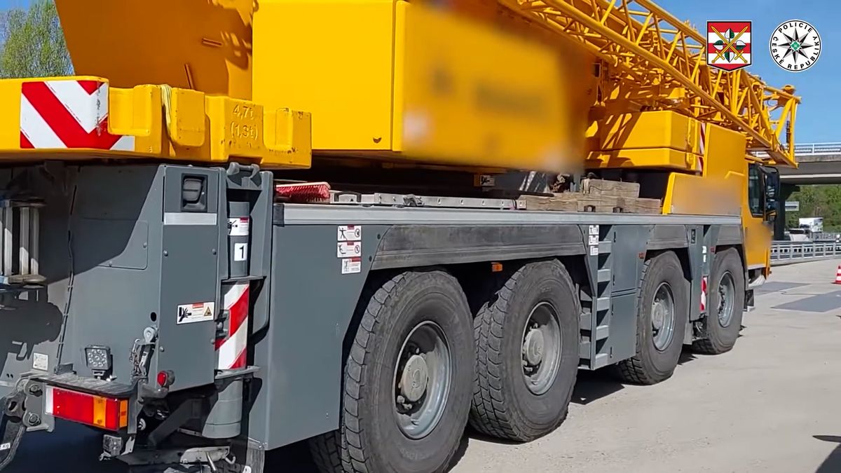 Autojeřáb jel po dálnici D46 těžší až o 25 tun, řidič vážení odmítl