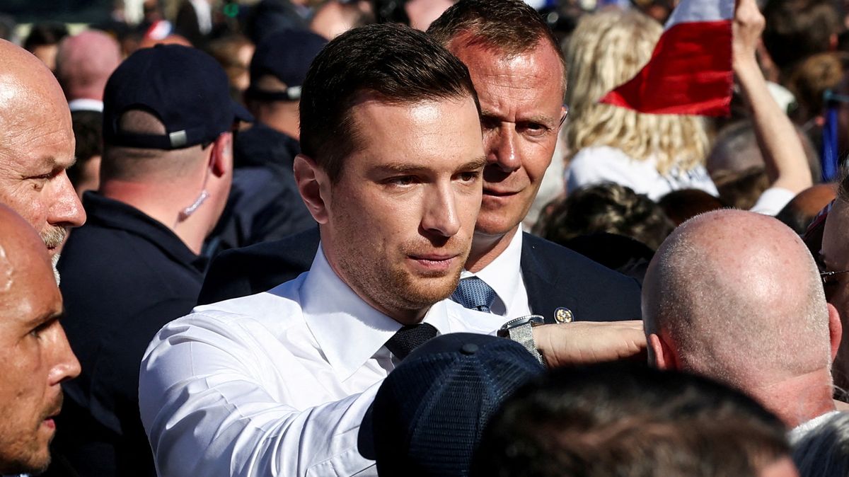Pokud Le Penová nebude moci kandidovat, zaskočím za ni já, prohlásil Bardella. Podle průzkumů není bez šancí