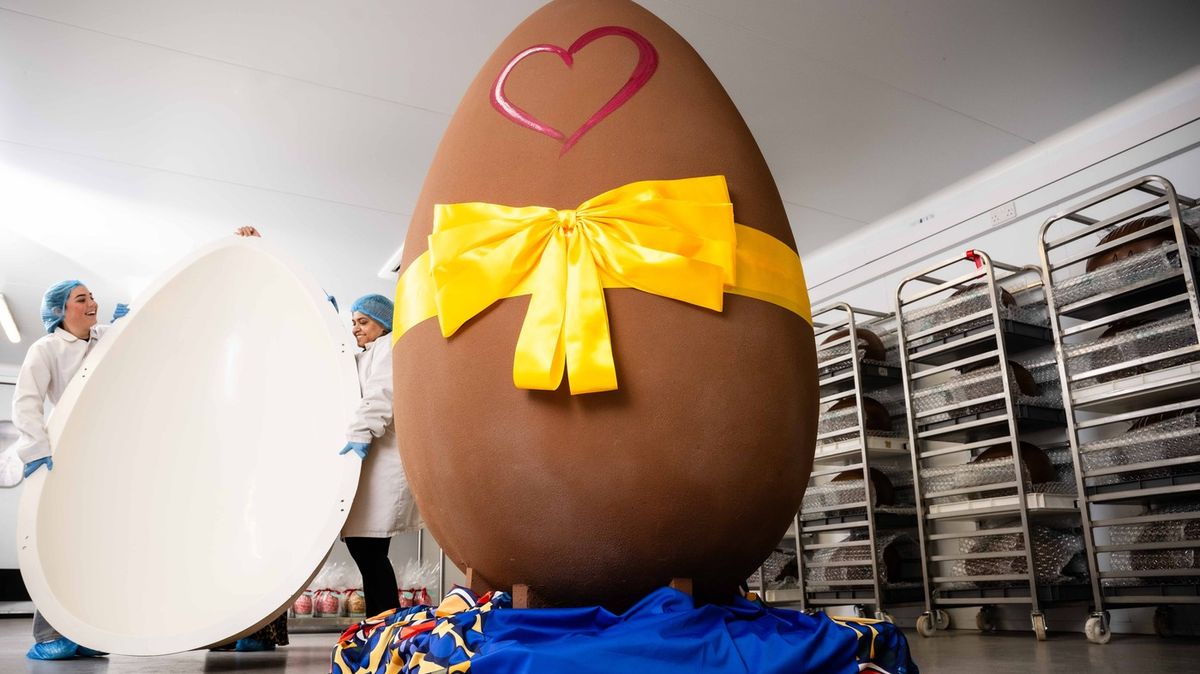 FOTO: 300 kilogramů čokolády. V Anglii stvořili rekordní vajíčko