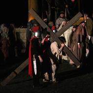 Sto osmdesát amatérských herců sehrálo ve Žďáře nad Sázavou pašijovou hru. Její součástí je i křížová cesta.