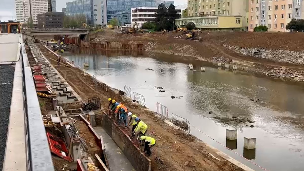 V Brně finišují práce na „náplavce“. Zmizel ale kus přírody, zlobí se lidé kvůli pokáceným stromům