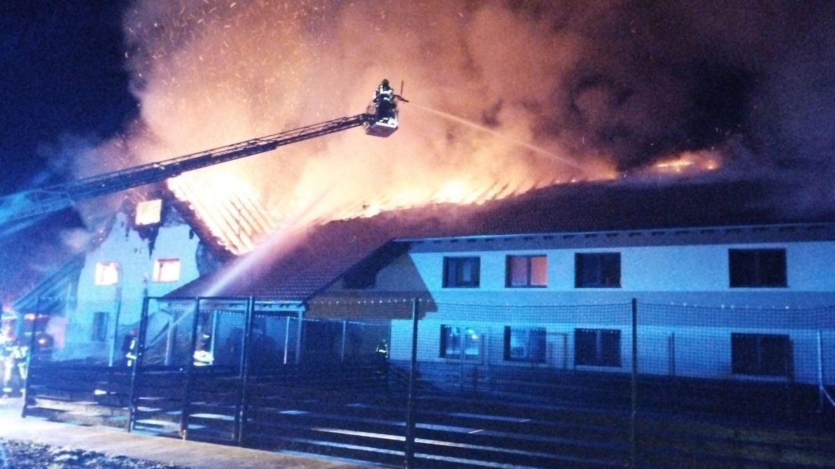 Na Chomutovsku hořela v noci střecha rodinného domu, zasahovalo tucet jednotek hasičů