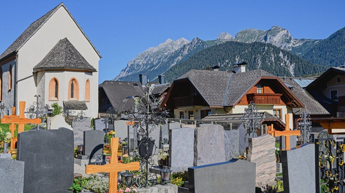 Seniorka v Rakousku vjela autem na hřbitov a zpustošila několik hrobů. Nadýchala přes 1,5 promile
