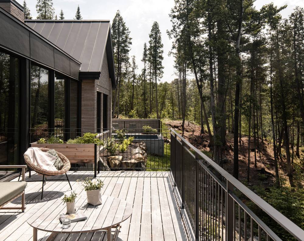 Cílem architektů bylo začlenit dům co možná nejnenápadněji do okolní lesnaté krajiny.