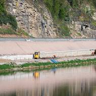 Rekonstrukce v chráněné krajinné oblasti přináší určité výzvy, zatím stavařům způsobila komplikace řeka Berounka, která v srpnu 2024 částečně zaplavila přístupové komunikace k trati.