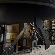 Většina zvoníků volí jako pomůcku nějaký druh sluchátek nebo ušních špuntů. Během zvonění přímo u zdroje je zvuk velmi intenzivní.