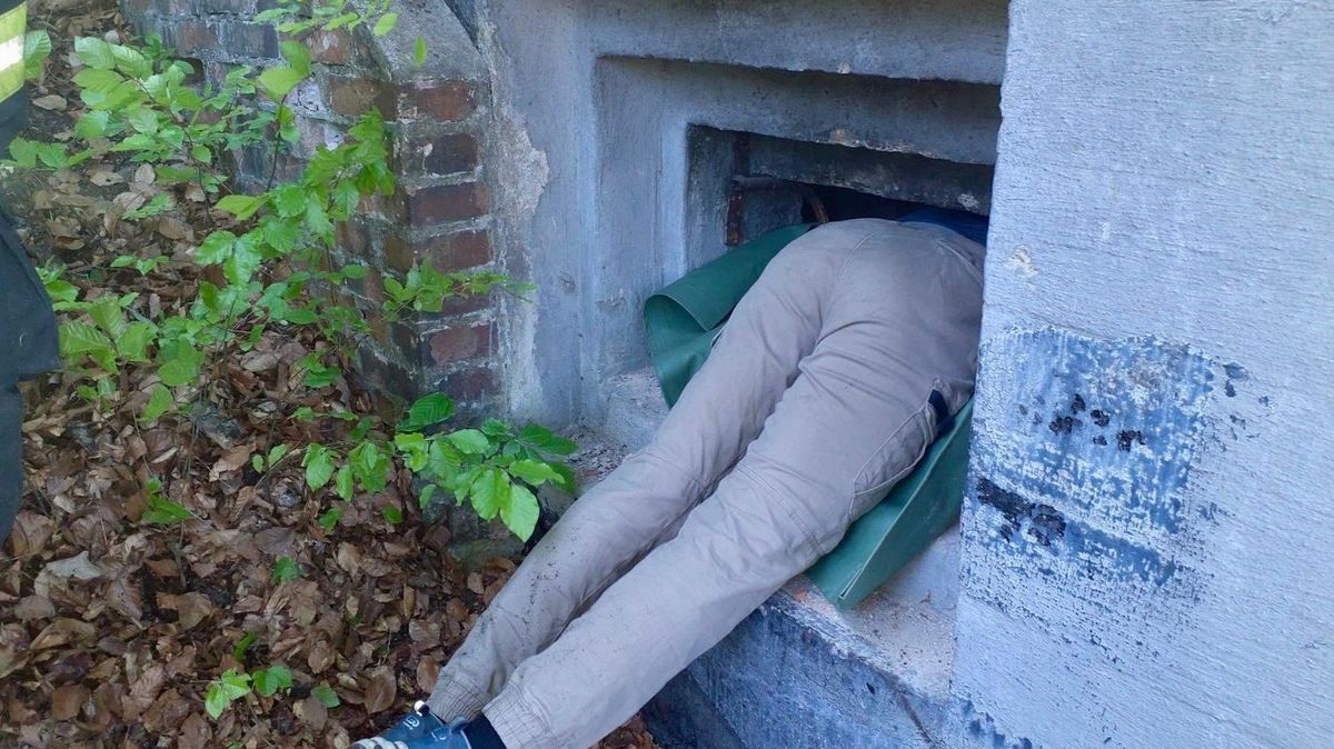 Mladík uvázl v Adamově ve střílně starého bunkru, hasiči jej vysekali sbíječkou