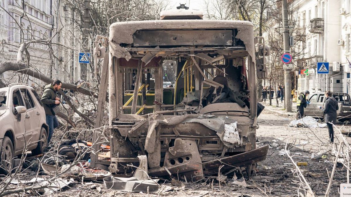Rusové útočili na Sumy kazetovou municí. Lidé umírali v zasaženém trolejbusu