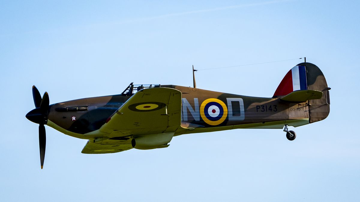 FOTO: Vzácný letoun Hawker Hurricane opět létá v Česku
