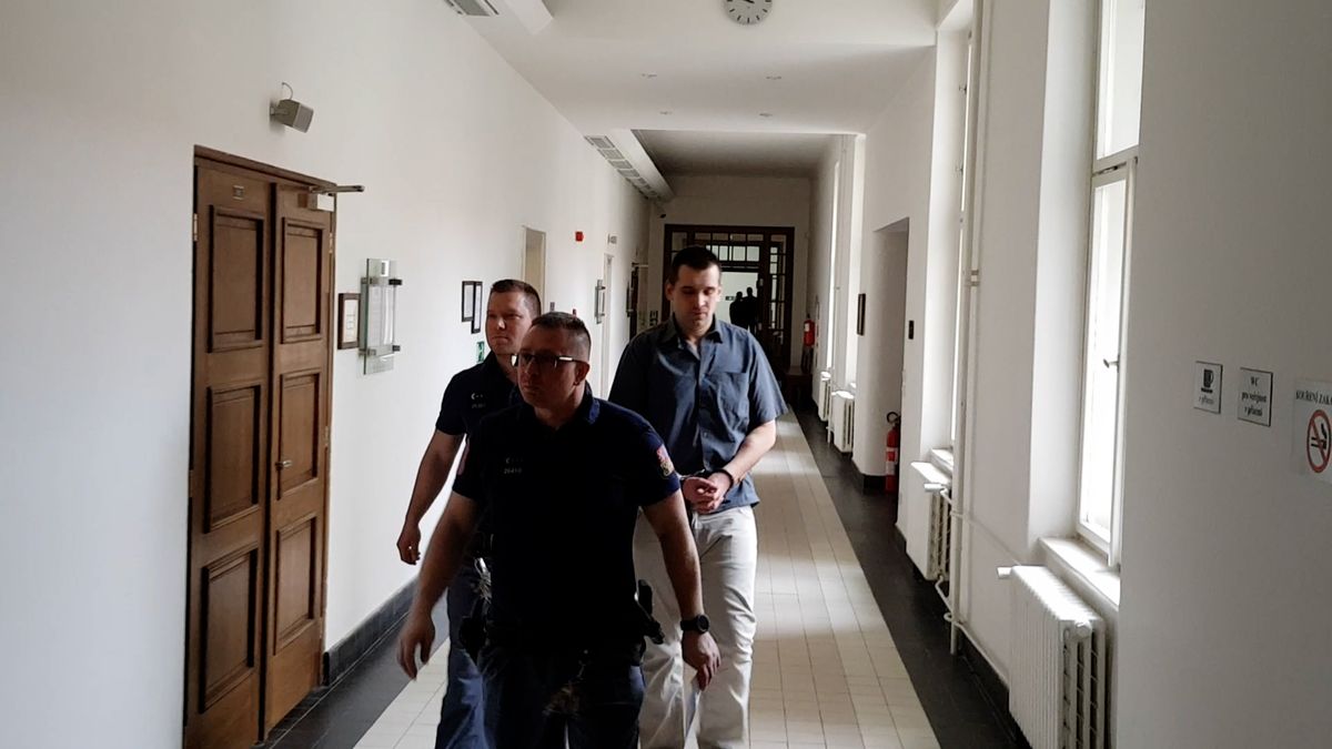 Paranoidní narkoman, který zaútočil na řidiče auta v Rokycanech, půjde do vězení na 10,5 roku