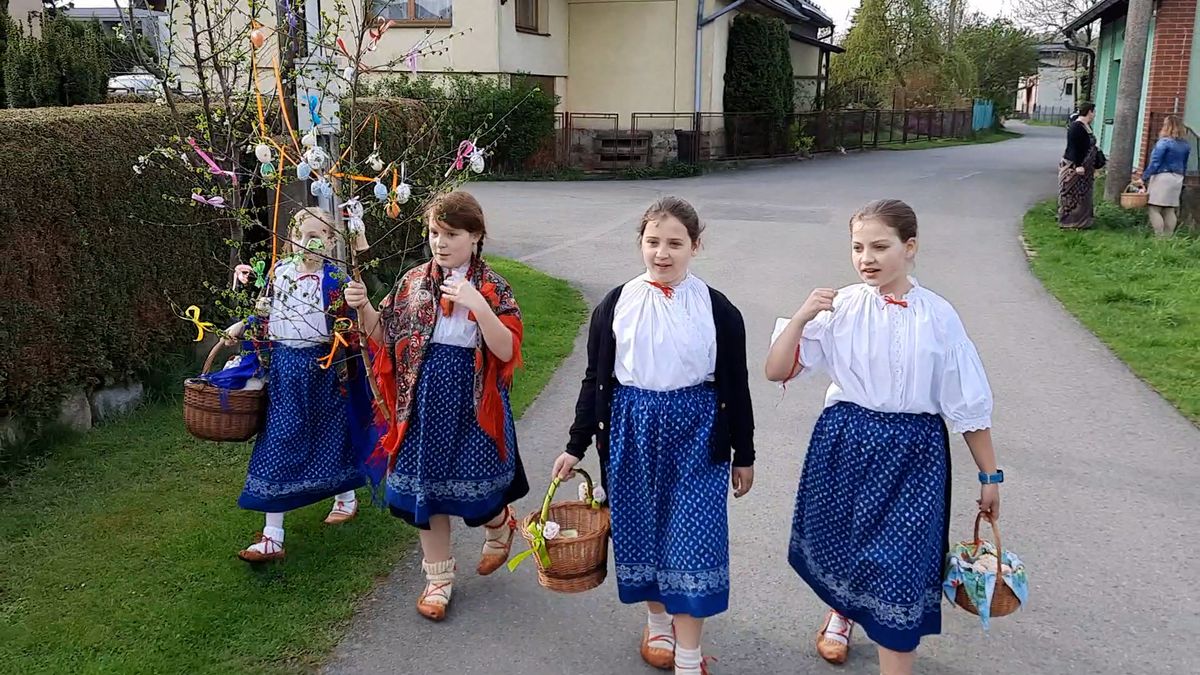 V Hrádku vyrazila na koledu i děvčata, místo pomlázky nesla gojiček