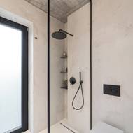 Velice praktický detail - sprcha přístupná i ze zahrady