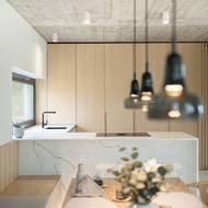 Architektky a majitelé se shodli na přiznaném betonovém stropu.