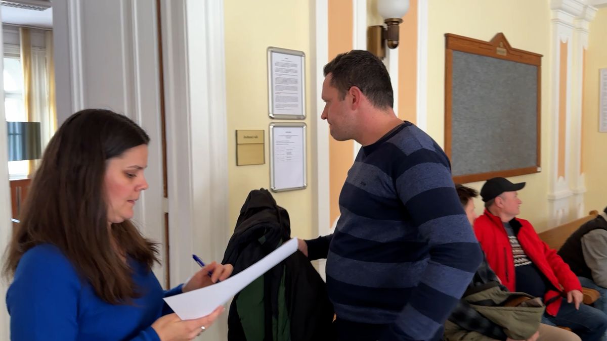 Ze vzteku vyhodil psa z okna v pátém patře. Za týrání chce poslat žalobce jeho majitele do kriminálu