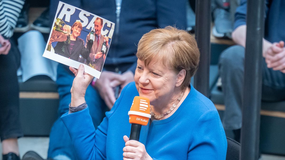 Merkelová vítala migranty, teď vítá Merzovo přitvrzení migrační politiky