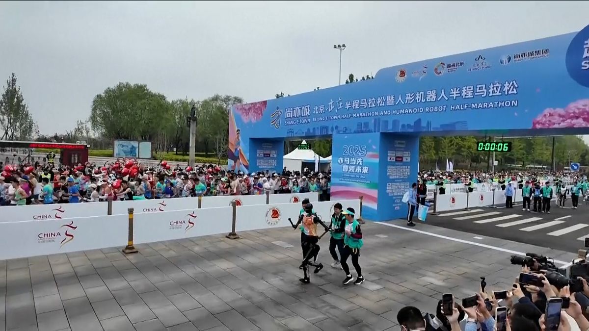 Humanoidní roboti zkoušeli běžet půl maraton