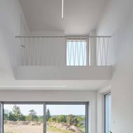 Obývací prostor působí vzdušným dojmem. 