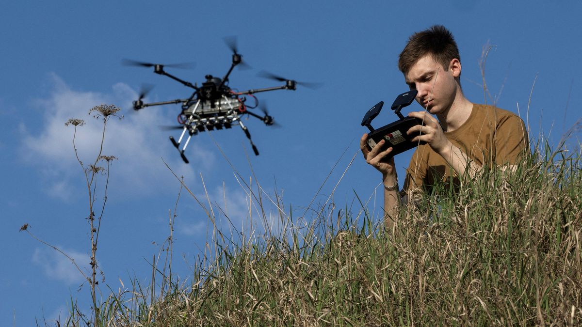 Nasazení dronů mění bojiště: Zóna nikoho je širší, Rusům se tam osvědčily motorky