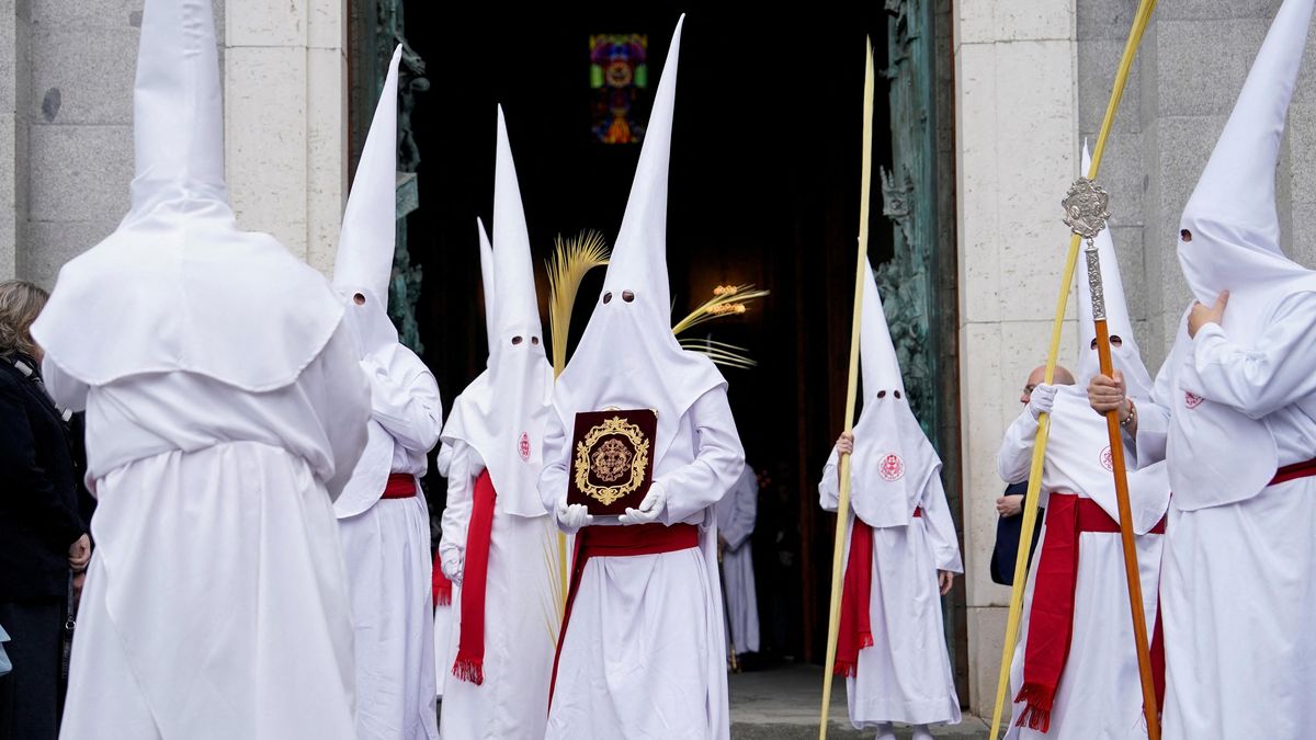FOTO: Náboženské oslavy ve Španělsku. Bílá špičatá čepice nemusí mít jen negativní význam