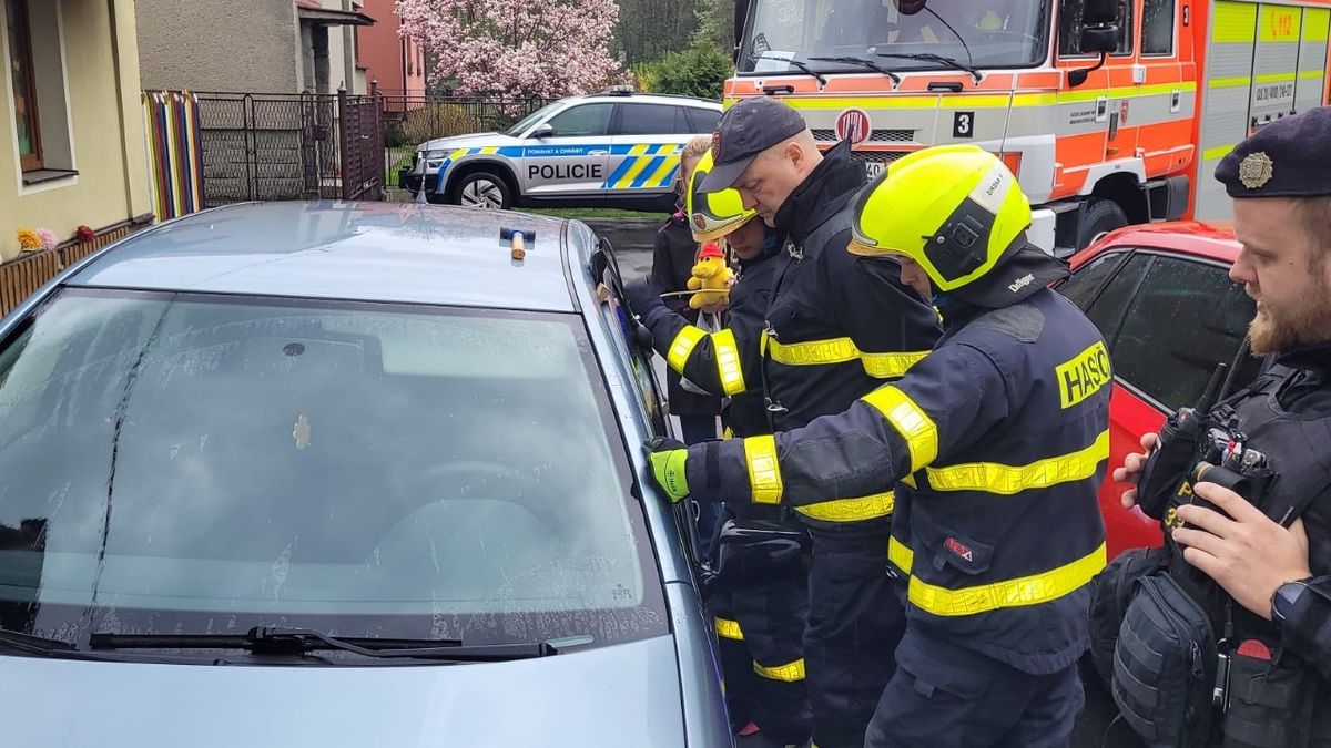 Matka si v autě na Karvinsku zabouchla dítě, klíče měla vevnitř