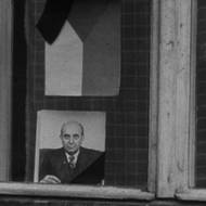 Přiostřuje se, záběry z let 1948–1950. V okně fotka Jana Masaryka, který dlouho věřil, že se s komunisty dá dohodnout…