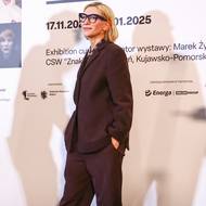 
V ležérním pánském obleku a výrazných brýlích otevřela Cate Blanchettová na konci minulého roku výstavu Manifesto v Polsku.
