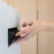 Výklopné prvky se objevují na více místech domu.