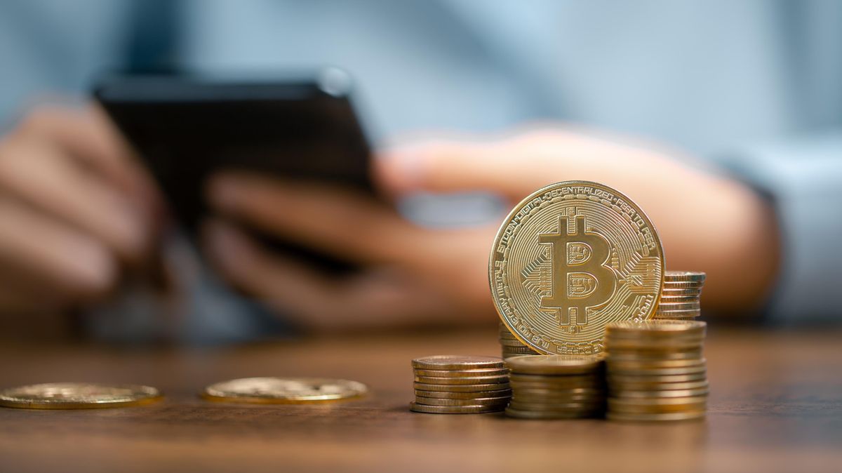 Vložili miliony do kryptoměn i drahých kovů. Ve snaze rychle zbohatnout naletěli podvodníkům