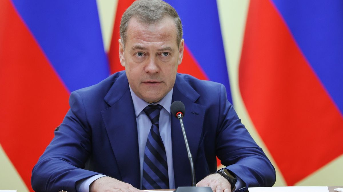 Nad Medvěděvovým zastrašováním nelze mávnout rukou, varuje Fiala