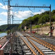 Na trati se kompletně vyměnilo trakční vedení, železniční spodek a svršek, koleje a pražce. Na snímku nová výhybna v odbočce Lom, díky které se zvýší průchodnost trati.