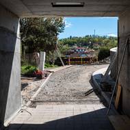 Rekonstrukci provázejí také stížnosti ze strany obyvatel žijících u trati. Kvůli bezpečnosti se musely vysekat koridory kolem trati a u zastávky se pokácely několik desítek let staré borovice, což se nelíbí místním.