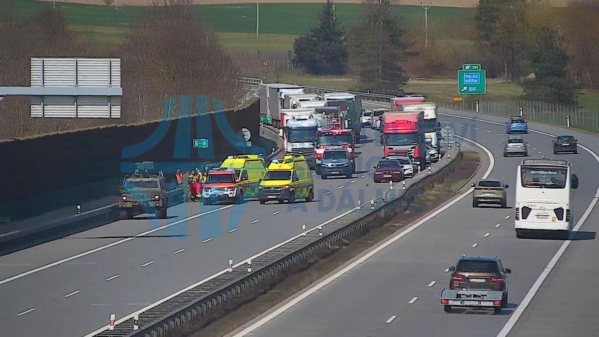 D1 u Měřína stojí, havarovalo tam vojenské auto