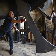 Hlavní zvoník katedrály Tomáš Stařecký brzdí srdce zvonu.