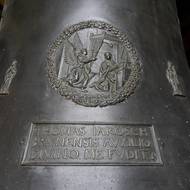 Zvon Zikmund byl odlit v roce 1548 a o rok později byl vysvěcen. Od té doby zvoní v jižní věži katedrály svatého Víta.