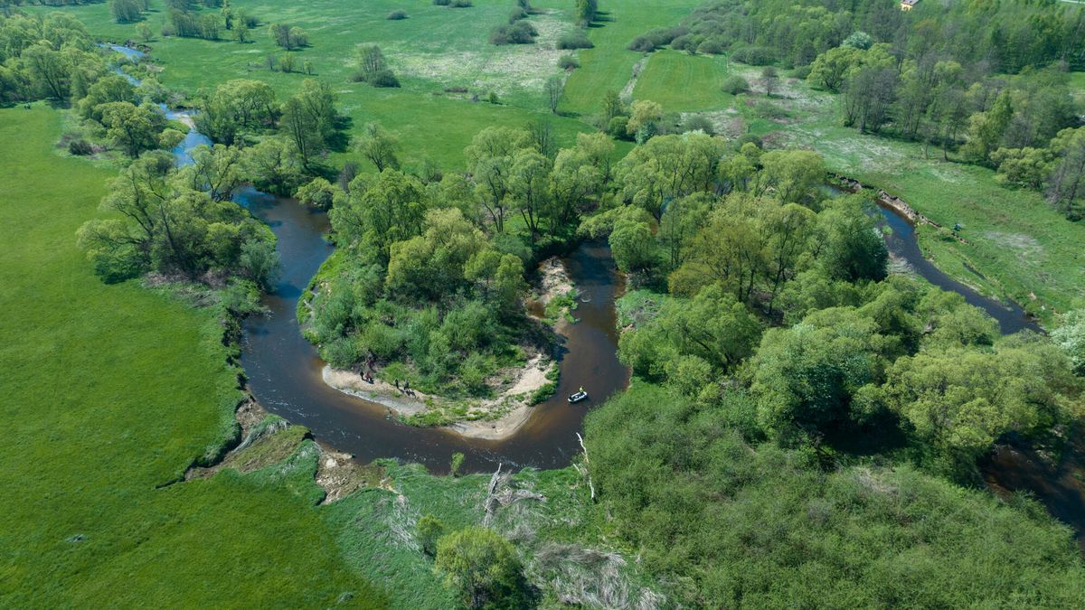 Dobrovolníci uklidili rezervaci Meandry Smědé, využili i nafukovací čluny