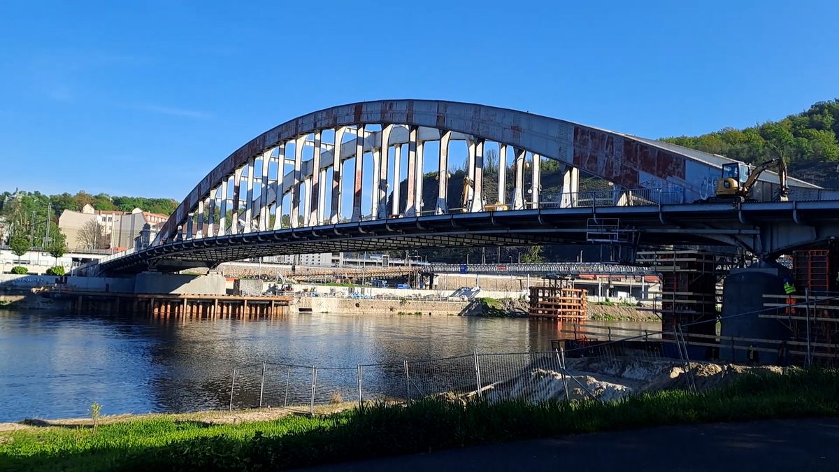 Uzavření mostu v Ústí nad Labem působí problémy v dopravě, řidiči nerespektují značení