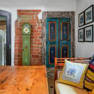 Archivní fotografie vedle spíže připomínají dobu, kdy měli Linkovi v Praze za první republiky lahůdkářství.