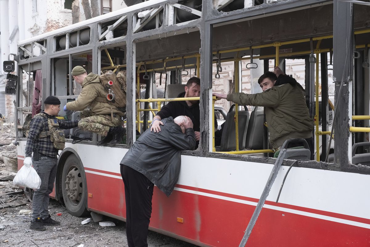 Rusové zaútočili na autobus s civilisty: nejméně osm mrtvých
