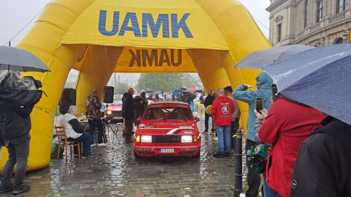 Z metropole odstartovala Rallye Praha Revival, závodníci míří na sever