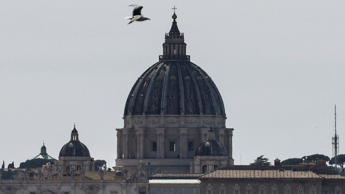 PŘEHLEDNĚ: Co se děje po smrti papeže