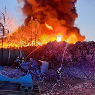 Hasiči rovnou doporučili obyvatelům v okolí nevětrat, rovněž k požáru vyjela chemická laboratoř, která bude provádět měření zplodin.