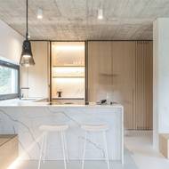 Stačí otevřít panel a objeví se úložné i pracovní prostory.