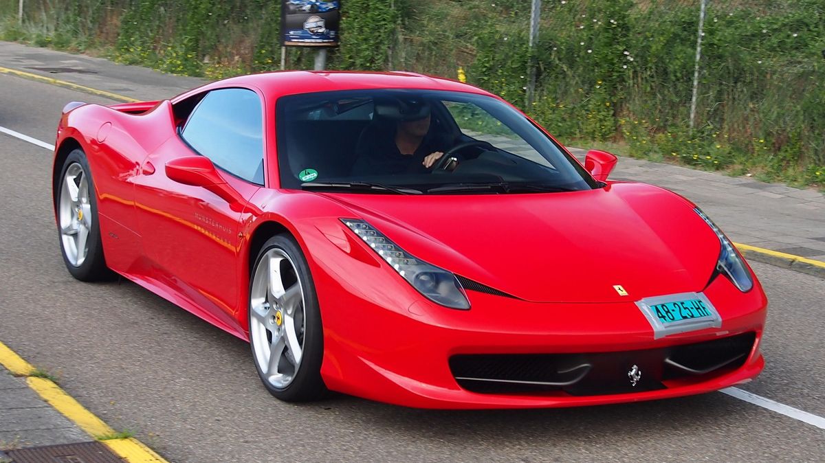 Japonec si deset let spořil na vysněné ferrari, shořelo mu při první jízdě