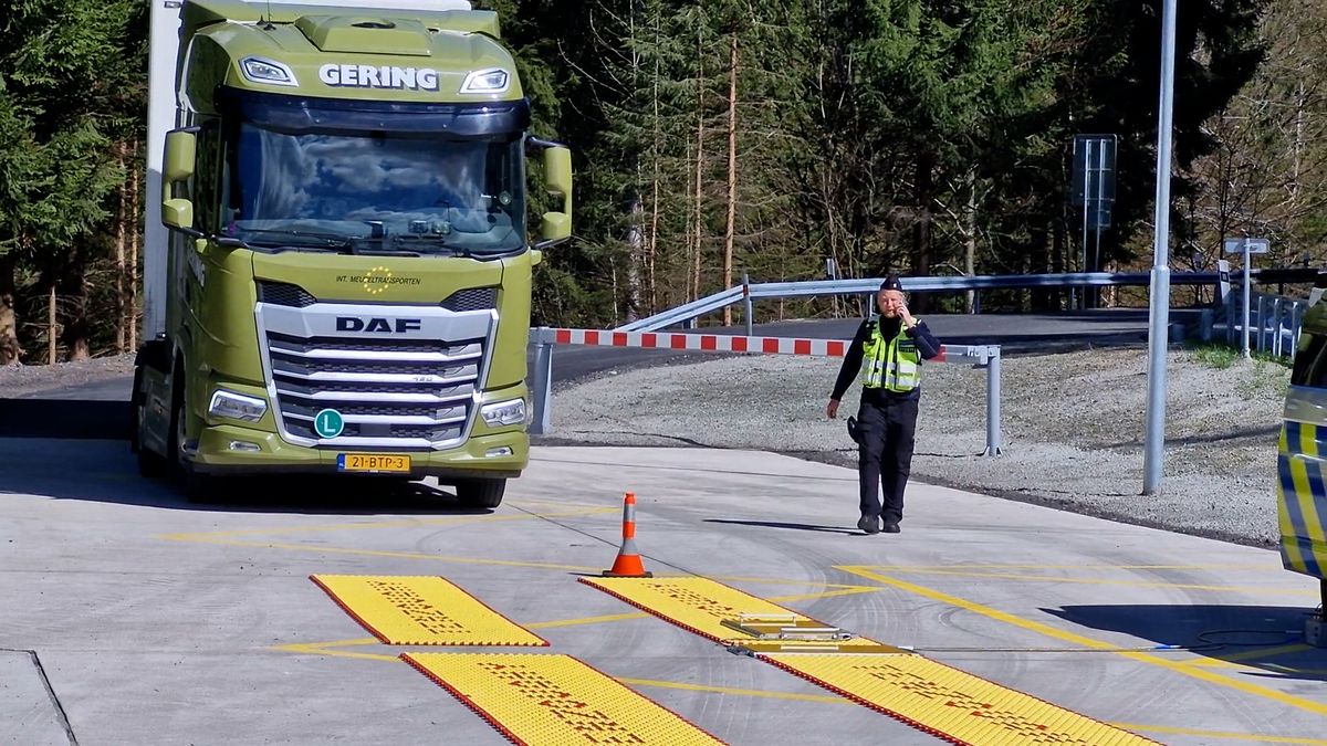 Policisté na hranicích s Polskem kontrolují přetížené vozy. Rekordman vezl i tři tisíce kilo nad limit