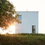 Dům má nadčasové minimalistické tvary.