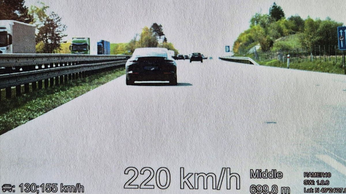 Řidič německého luxusního auta svištěl dálnicí na Vysočině rychlostí 220 km/h